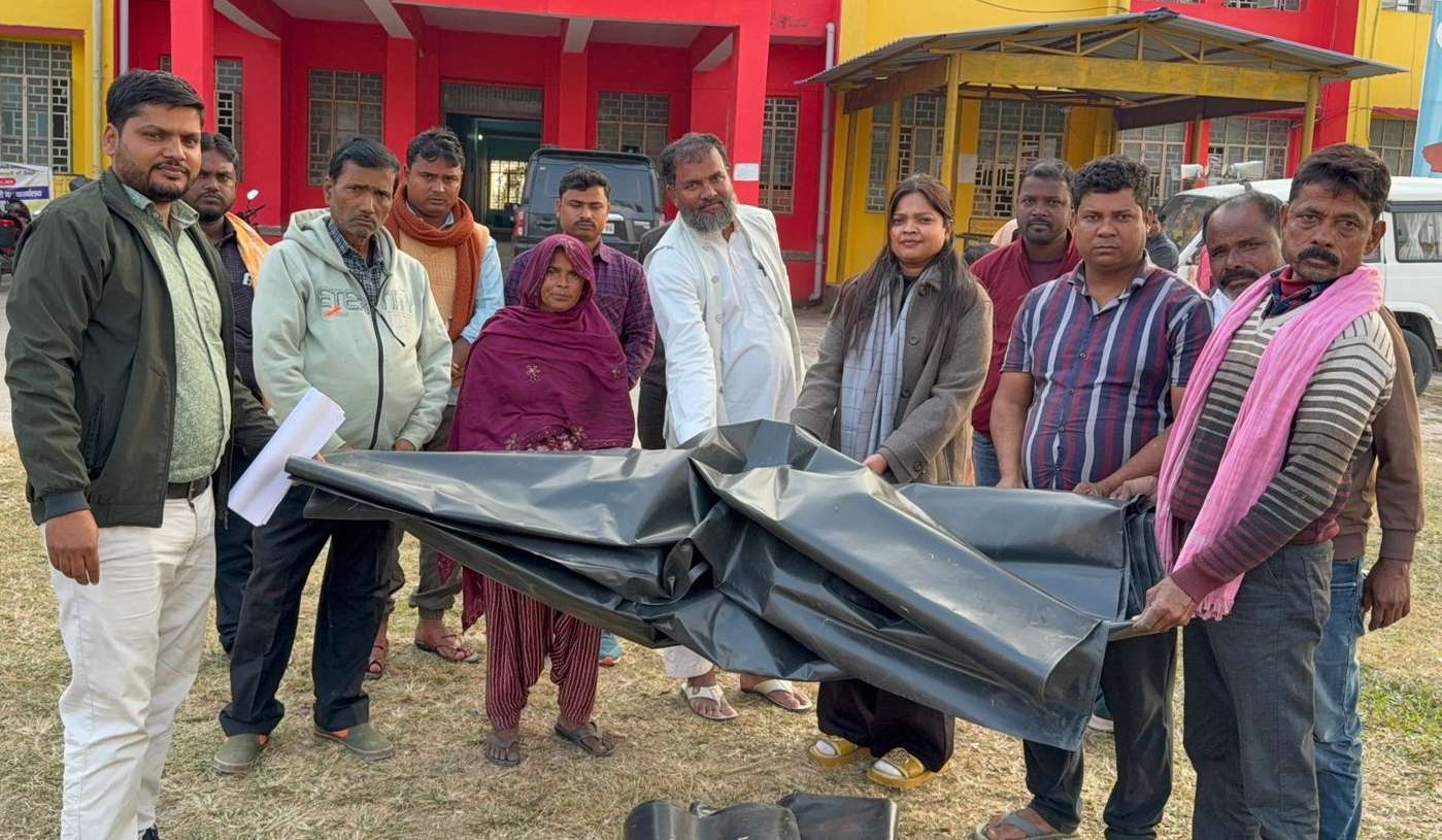 अग्निपीड़ित के बीच सीओ ने किया प्लास्टिक का वितरण