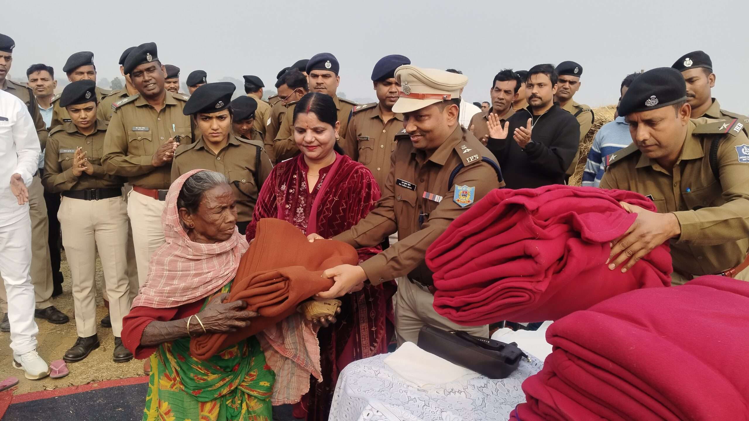 आदिवासी बाहुल्य गांव सांवलापुर में जरूरतमंदों के बीच एसपी ने बांटे कंबल