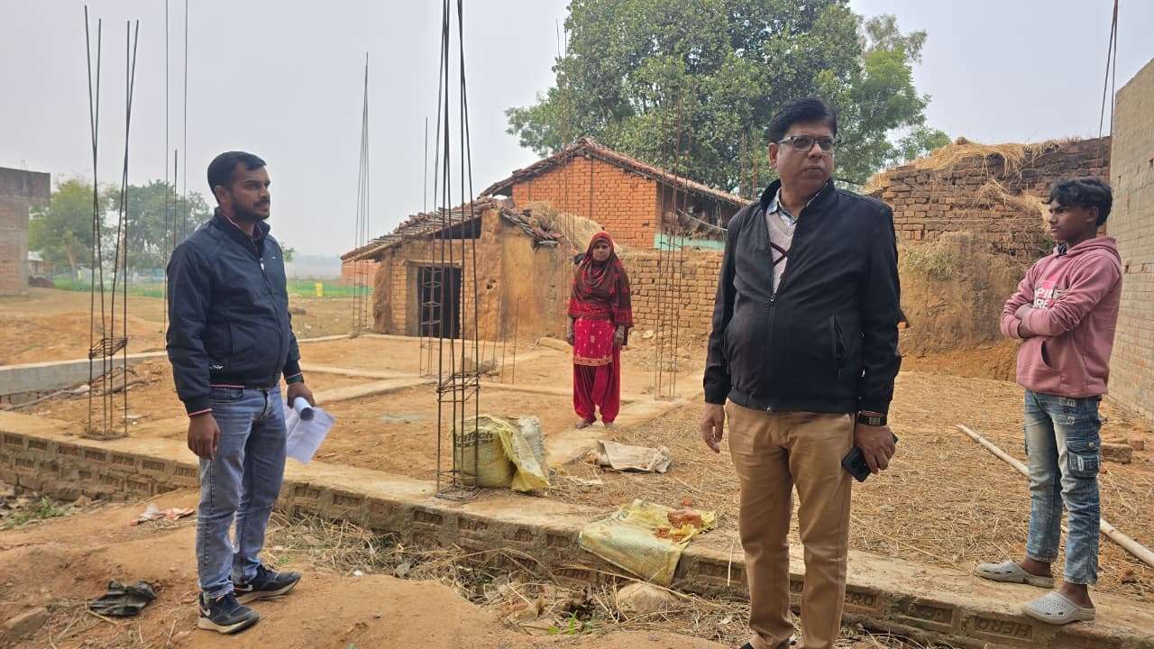 मदनाडीह पंचायत में आवास योजनाओं की धीमी गति पर नाराजगी