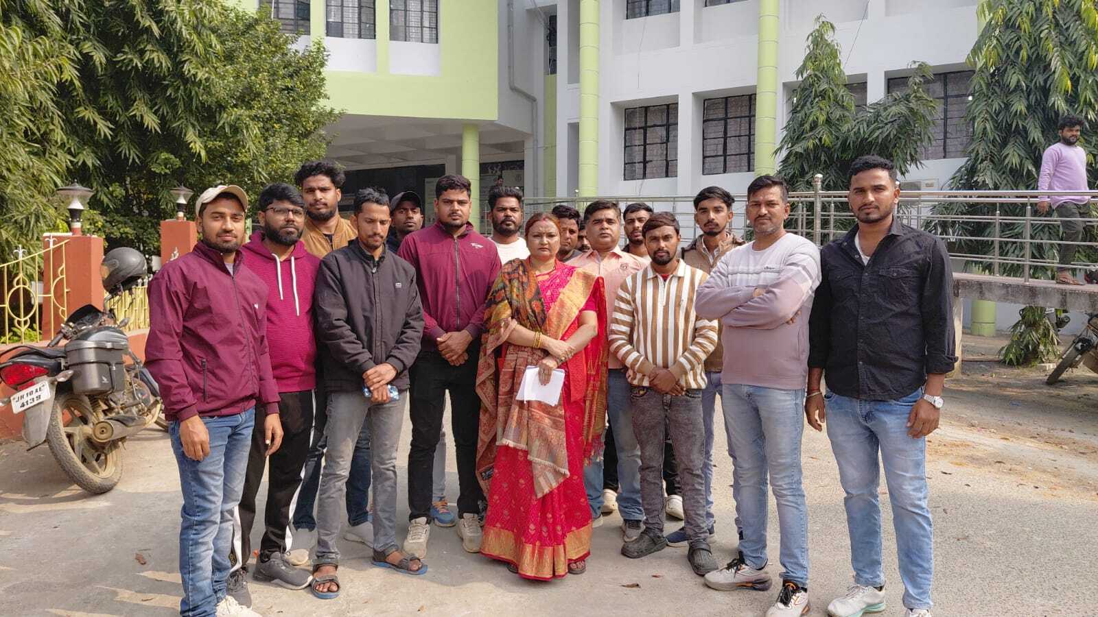 कर्मियों को पांच माह से वेतन नहीं, डीसी को सुनायी पीड़ा