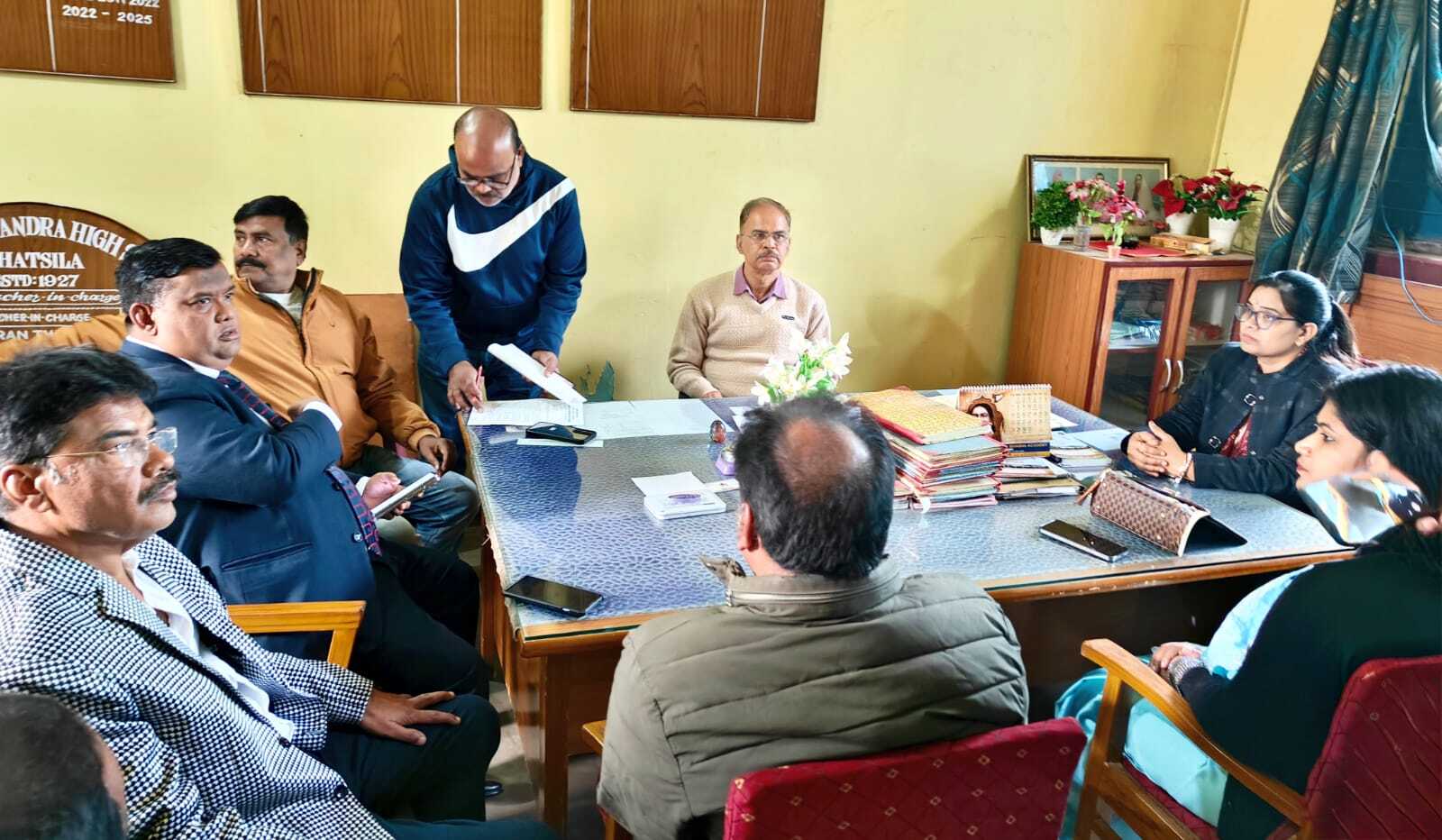 East Singhbhum News : प्राथमिक बच्चों को नहीं मिलता एमडीएम, भवन, बेंच, पोशाक, साइकिल से वंचित