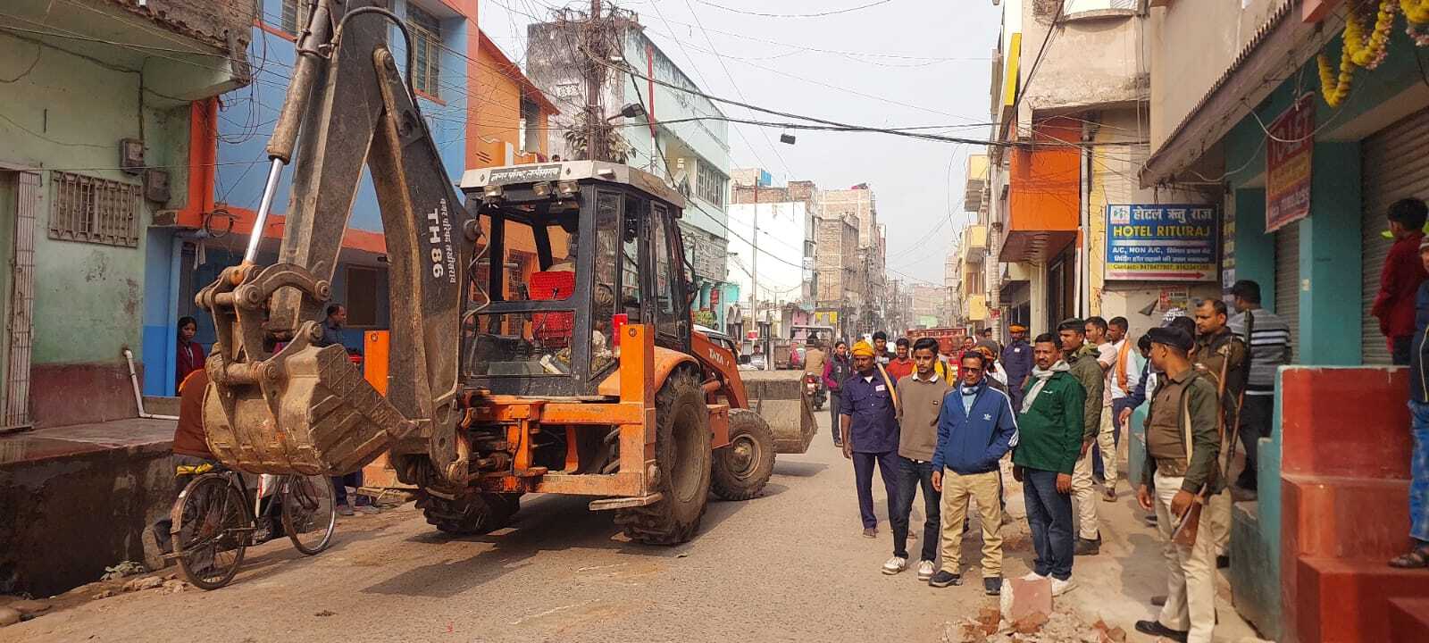 चितरंजन रोड में नगर परिषद ने चलाया अतिक्रमण पर बुलडोजर