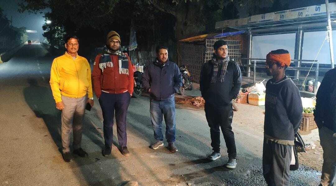 सड़क पर लगाया जा रहा है डिवाइडर