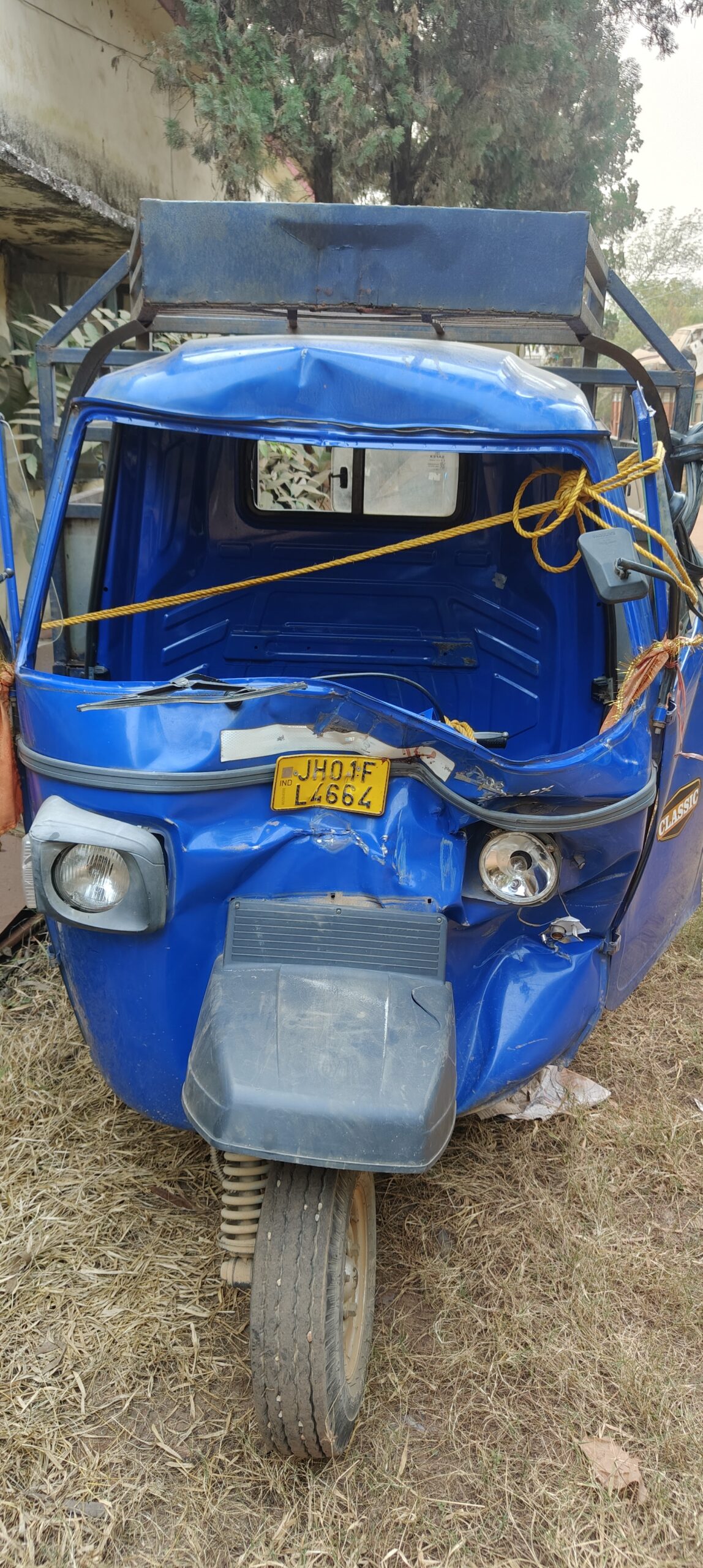 सड़क पर खड़ी ईंट लदी टर्बो ट्रक से ऑटो की टक्कर, दो गंभीर