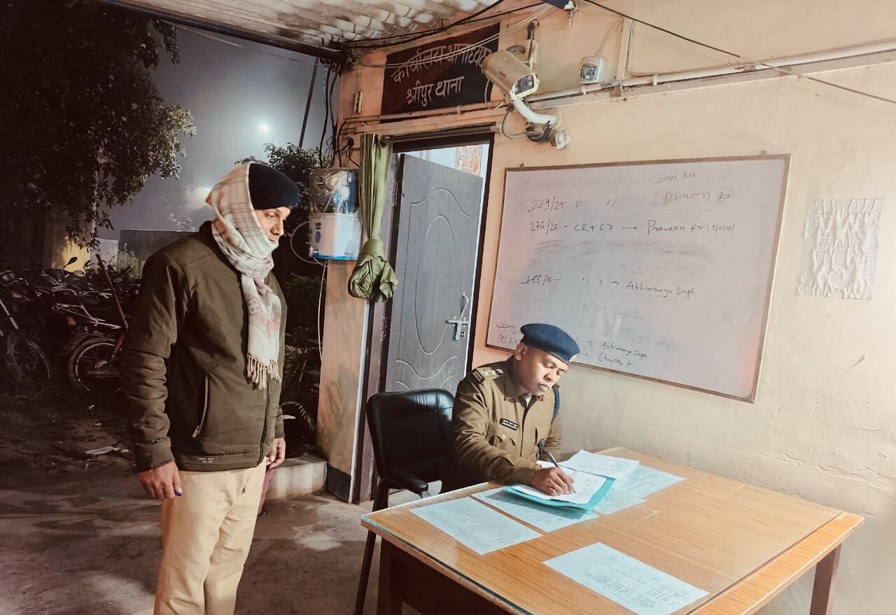 एसडीपीओ ने फुलवरिया व श्रीपुर थानों का किया औचक निरीक्षण