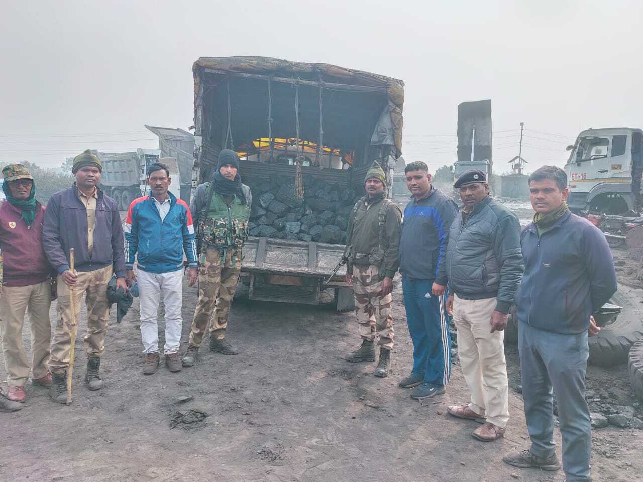 Bokaro News : 7.5 टन अवैध कोयला व मोटरसाइकिल जब्त