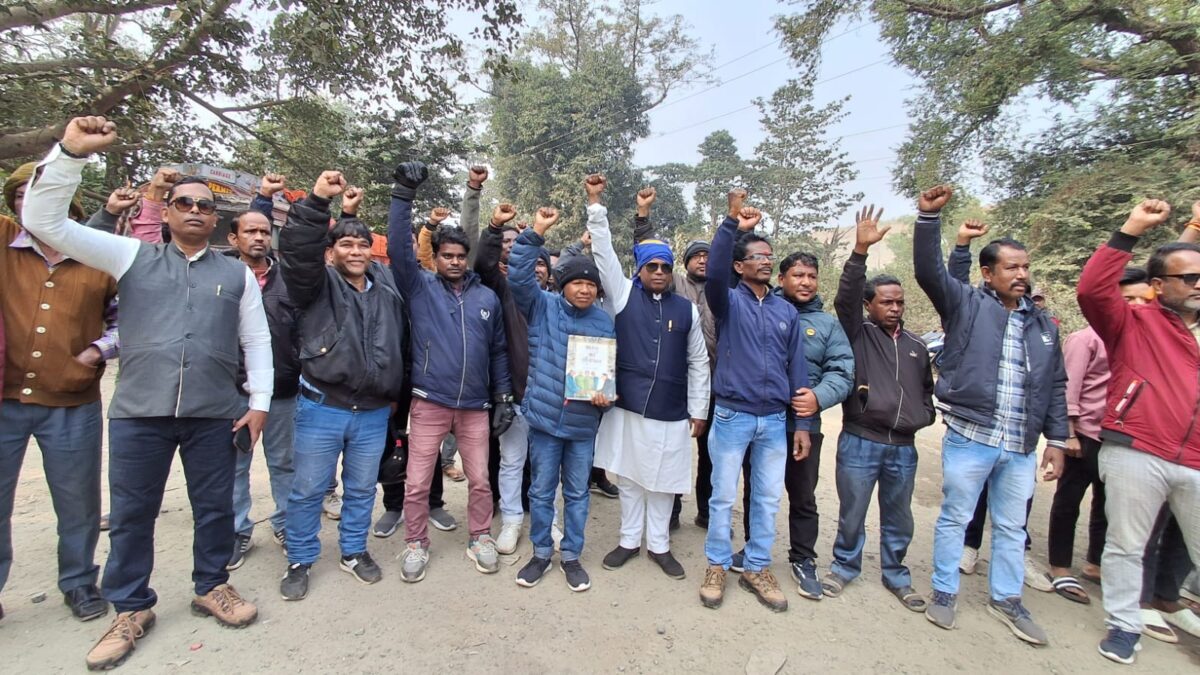 East Singhbhum News : विस्थापितों ने यूसिल रियर गेट को जामकर अयस्क ढुलाई ठप किया