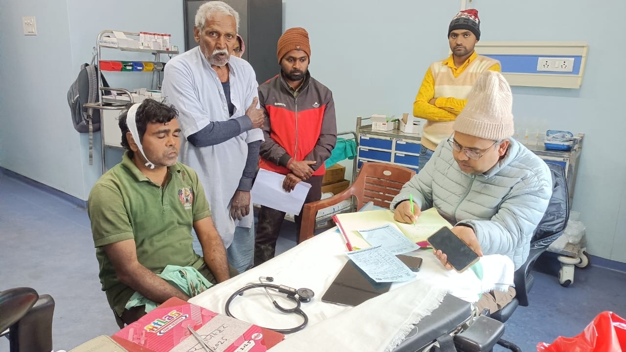 भूमि विवाद में पुलिस के सामने मारपीट, दो घायल, एक की हालत गंभीर