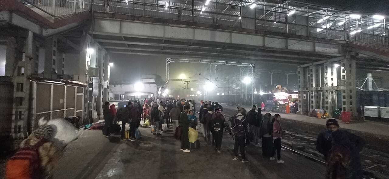 Gaya News : राजधानी सहित कई एक्सप्रेस ट्रेनें पांच से नौ घंटे लेट