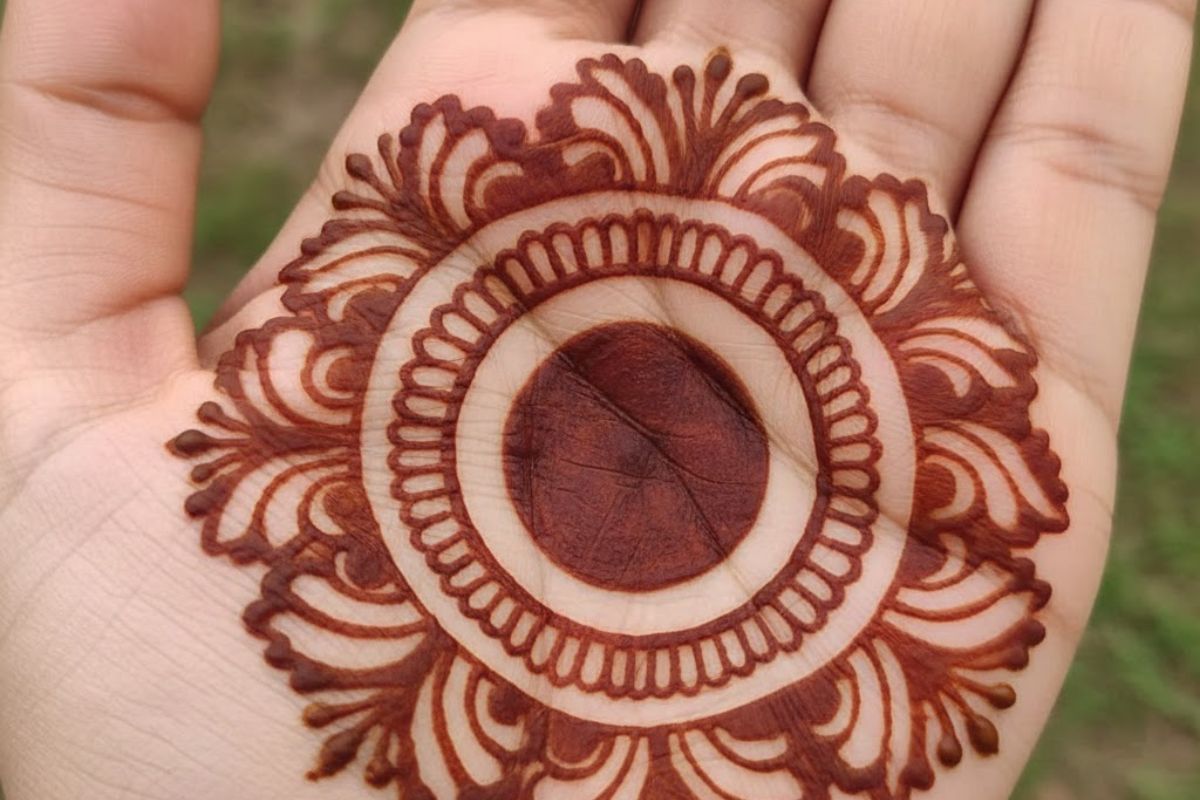 Very Simple Mehndi Design: हाथों को निखारें इन आसान और प्यारे मेहंदी डिज़ाइनों के साथ, देखने वाला हर कोई करेगा तारीफ 1 _Gol Tikki Mehndi Desigen (Ai Generated)