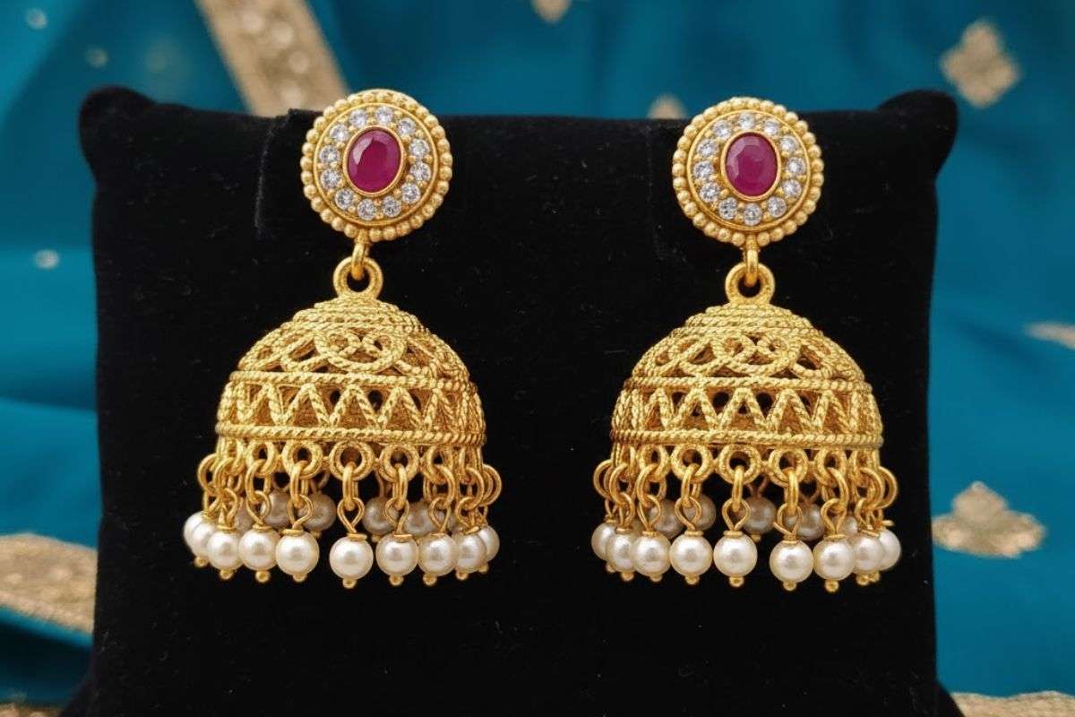 Earrings Design For Suit: स्पेशल मौके पर सूट के साथ सुंदर लगेंगे ये इयररिंग्स डिजाइन 1 Golden Jhumka