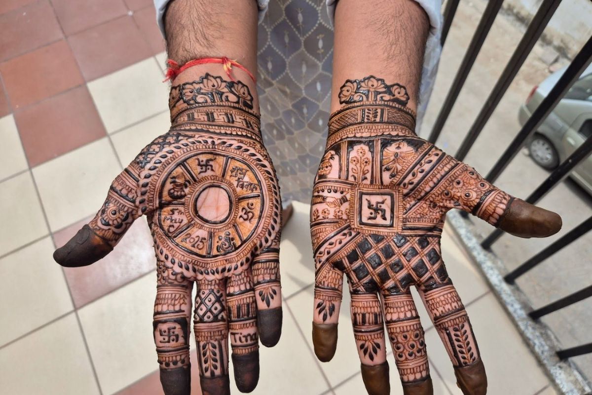 Dulha Front Hand Mehndi: शादी के दिन हाथों में सजाएं सजनी के नाम की मेहंदी, रंग होगा गाढ़ा तो बढ़ेगा दोनों का प्यार 3 Indian Triditioanl Design (Image Source)