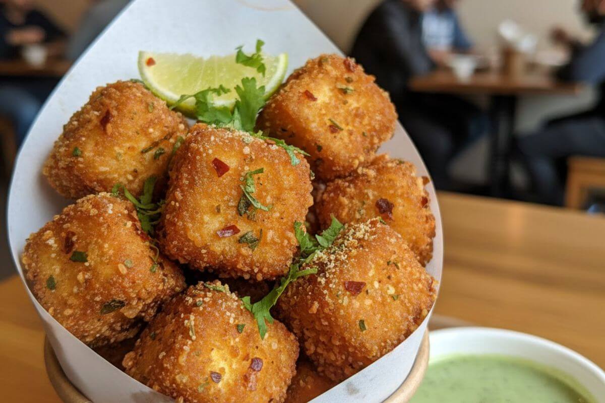 Christmas Party Special Snacks Recipe Ideas: स्वाद चखते ही मेहमान हो जाएंगे खुश, जब क्रिसमस पार्टी पर सर्व करेंगे ये स्पेशल स्नैक्स 1 Paneer Popcorn