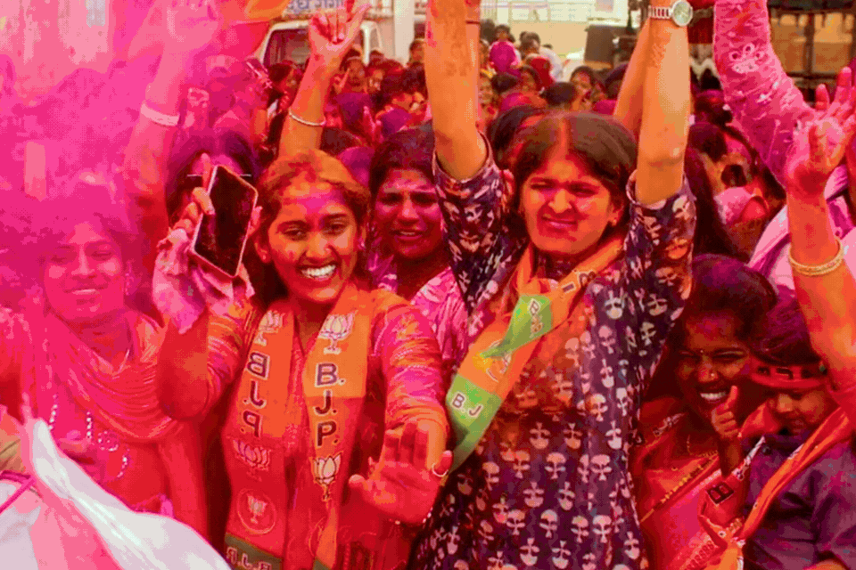 महाराष्ट्र निकाय चुनाव में बीजेपी की ‘जय हो’, कार्यकर्ताओं में जश्न, सीएम फडणवीस की पहली प्रतिक्रिया