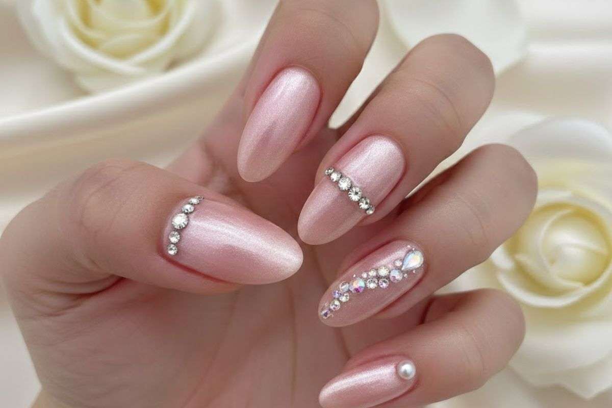 Nail Art Design Ideas For Party Look: पार्टी में हर नजर आप पर टिक जाएगी, ये नेल आर्ट डिजाइन बनाएंगे आपके लुक को सबसे अलग 2 Stone Nail Art