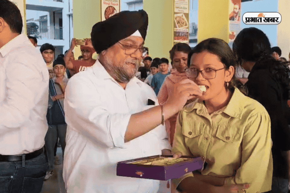 CBSE Board Topper: रुद्रपुर के हर्षा ने किया कमाल, हर विषय में 100 में 100 मार्क्स