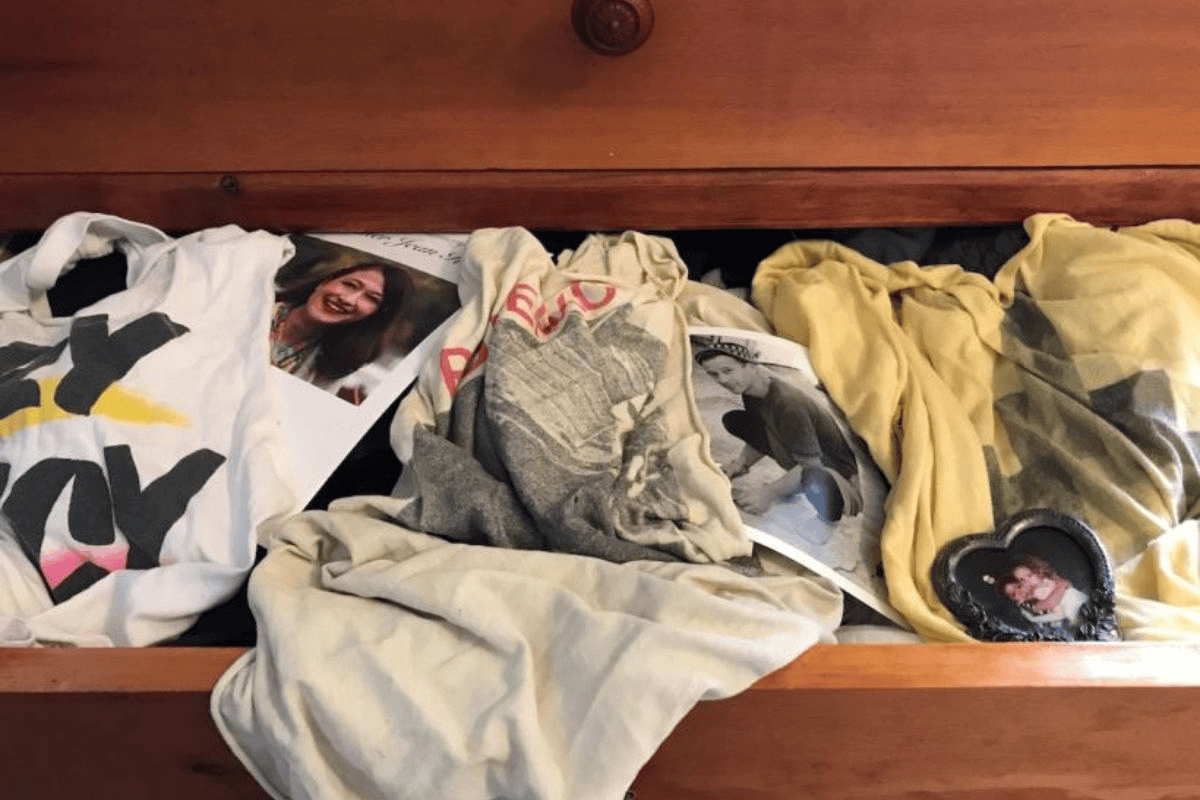 मृतक की चीजें घर में रखें या दान करें? जानें  गरुड पुराण के सही नियम