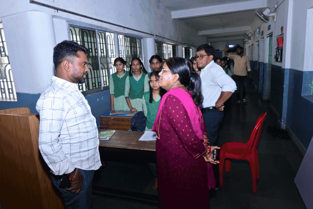 जमशेदपुर: कस्तूरबा विद्यालय निरीक्षण में वार्डन ने विधायक को नहीं पहचाना, पूछा –  कौन है आप, स्कूल के अंदर कैसे आए? 