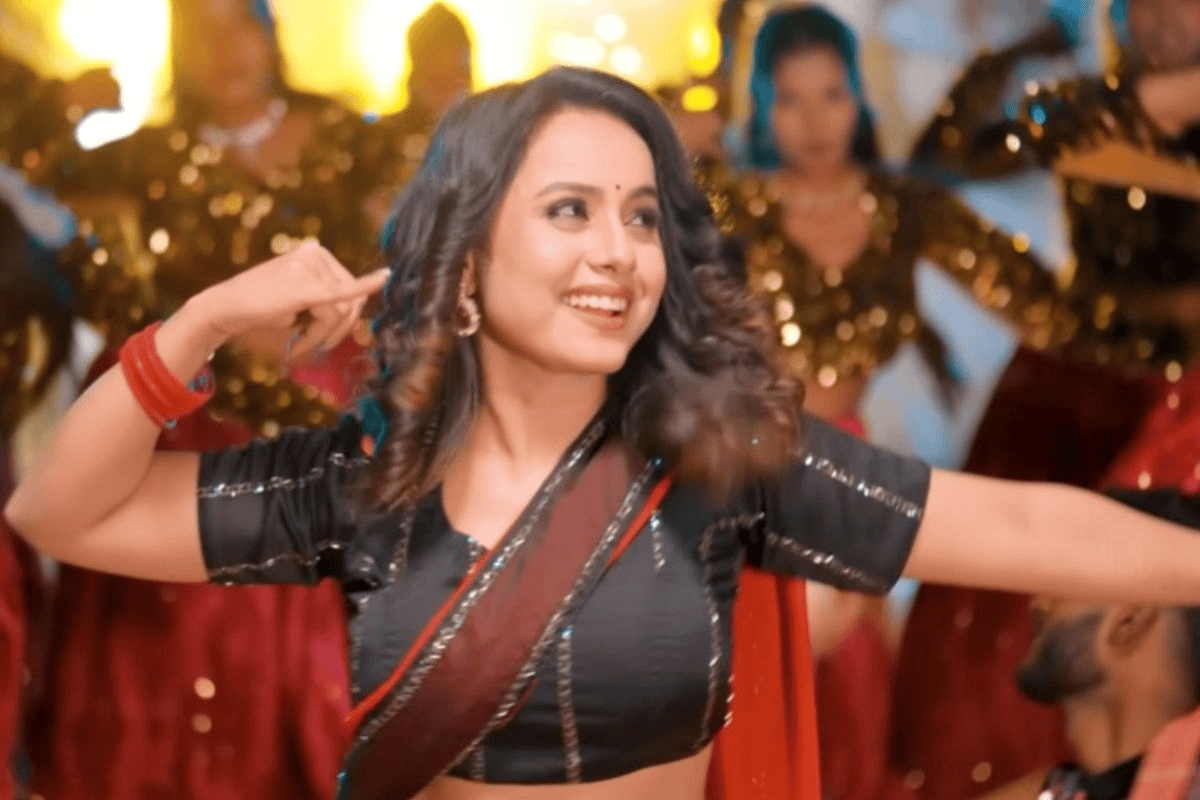 रिलीज होते ही छाया ‘पटना राजधानी’, लहंगे में एक्ट्रेस के ठुमकों ने बढ़ाया इंटरनेट का पारा