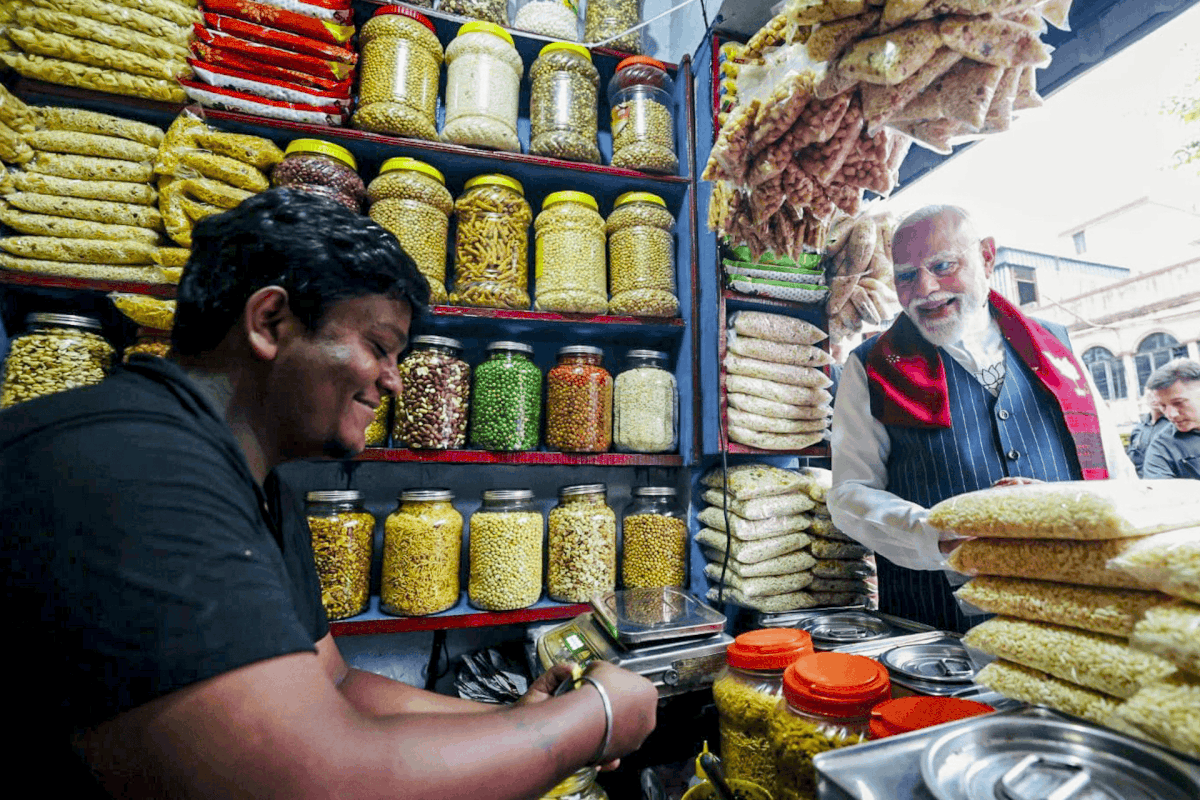 बंगाल चुनाव 2026: कौन है विक्रम साव, जिसकी दुकान पर प्रधानमंत्री मोदी ने लिया झालमुड़ी वाला ब्रेक?