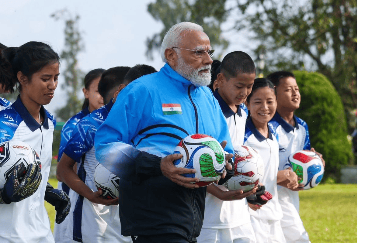पीएम मोदी का स्पोर्टी अंदाज: बच्चों के साथ फुटबॉल खेलते आए नजर, देखें Video