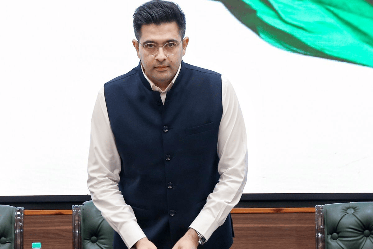 क्या राघव चड्डा ने मर्जर नहीं दल-बदल किया है, संसद की सदस्यता रहेगी या जाएगी; क्या कहता है कानून?