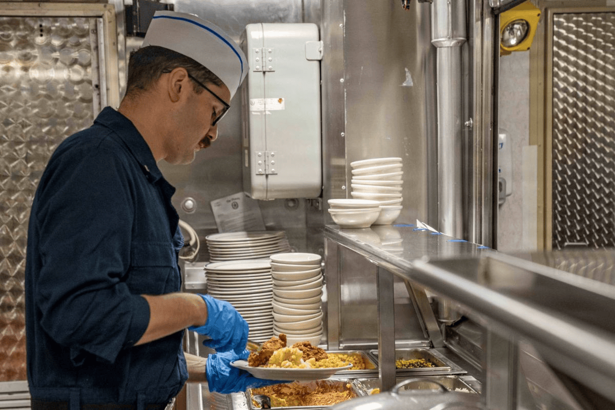 होर्मुज में तैनात अमेरिकी जहाजों पर भोजन की कमी? रक्षा सचिव का बयान आया सामने