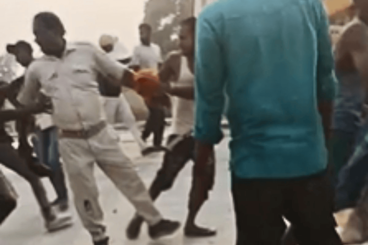 मोतिहारी में अतिक्रमण हटाने गई पुलिस टीम पर पथराव, ग्रामीणों ने जवान को बंधक बनाकर पीटा