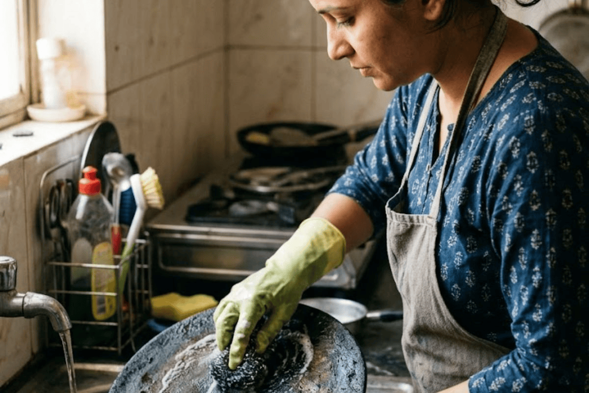 लोहे का तवा ऐसे करें साफ, मिनटों में दिखेगा नया जैसा