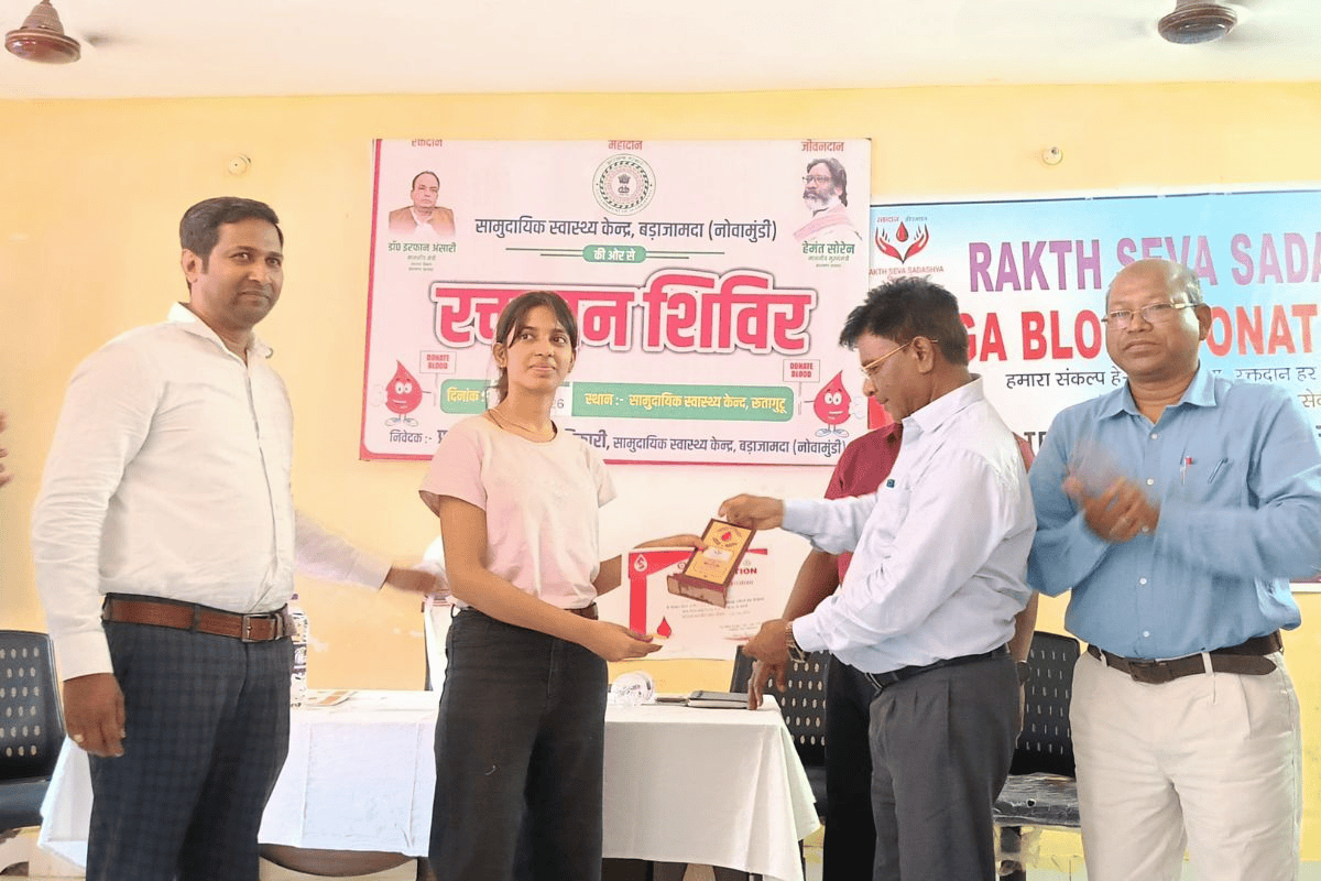 पश्चिमी सिंहभूम के नोवामुंडी में किया गया रक्तदान शिविर का आयोजन, भीषण गर्मी में भी नहीं रुका सेवा भाव 