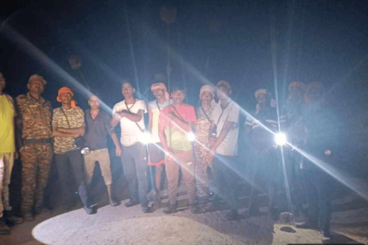सरायकेला-खरसावां: हाथियों के झुंड को भगाने के लिए वन विभाग ने आदरडीह में रातभर चलाया अभियान