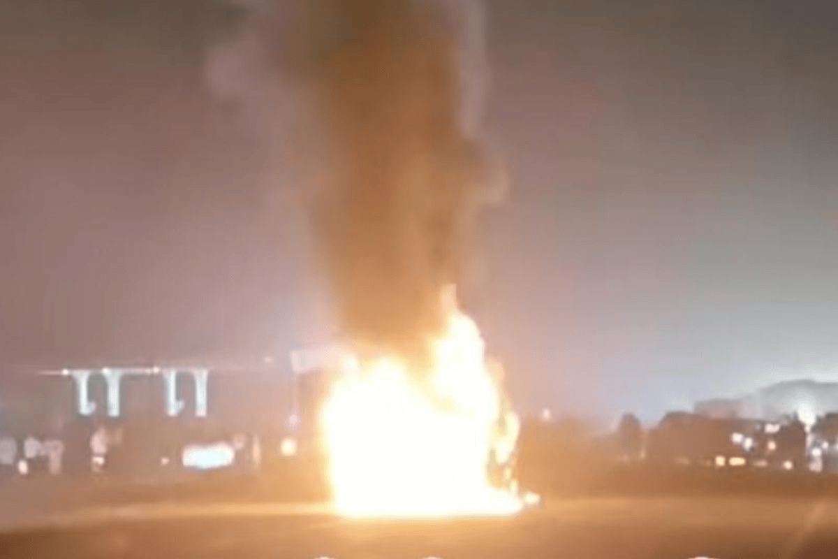 छपरा में चलती स्कॉर्पियो बनी आग का गोला, 5 यात्रियों ने कूदकर बचाई जान, गाड़ी जलकर खाक