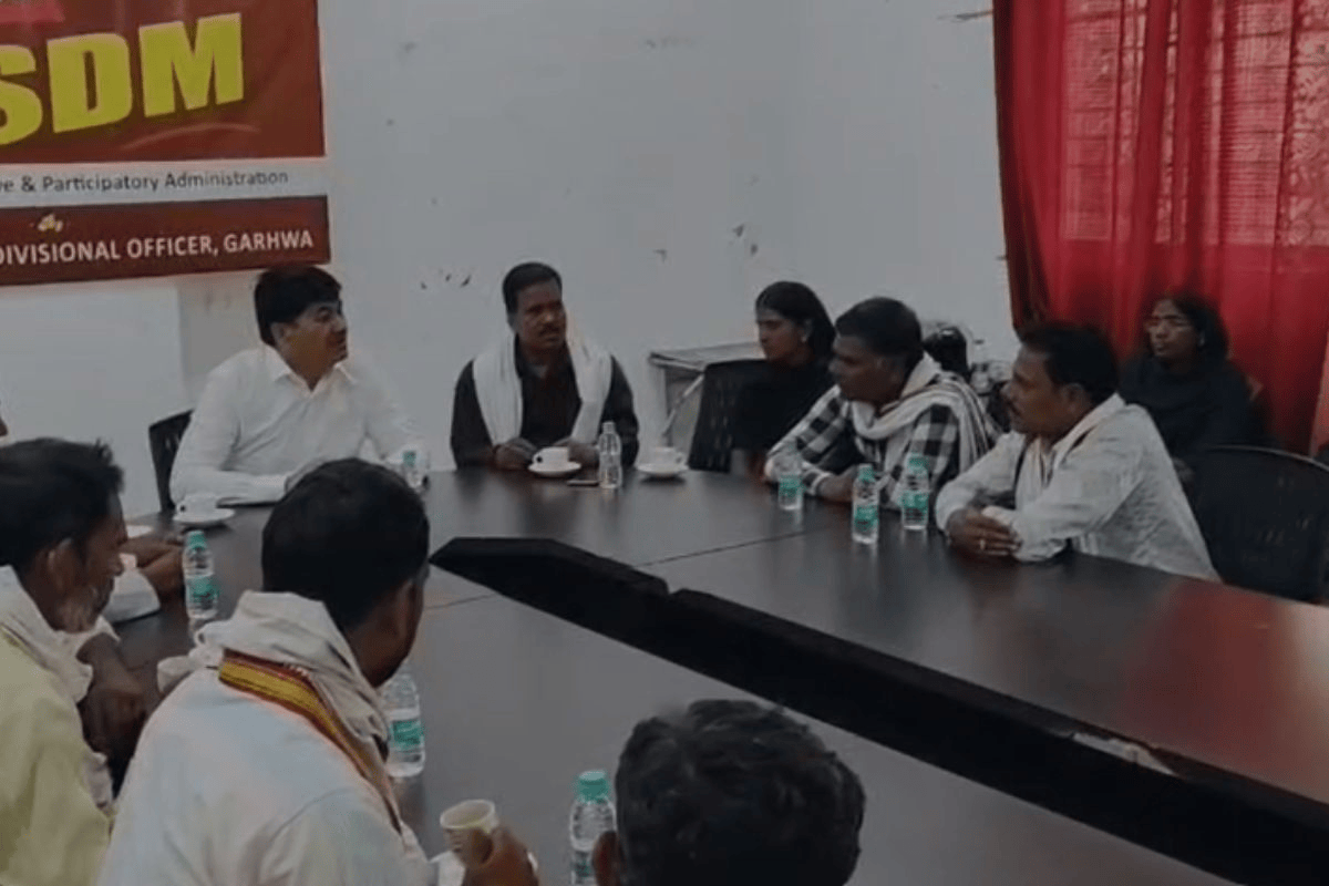 ‘कॉफी विद एसडीएम’: गढ़वा में अपनों को खोने वाले परिवारों के साथ प्रशासन ने साझा किया दुख