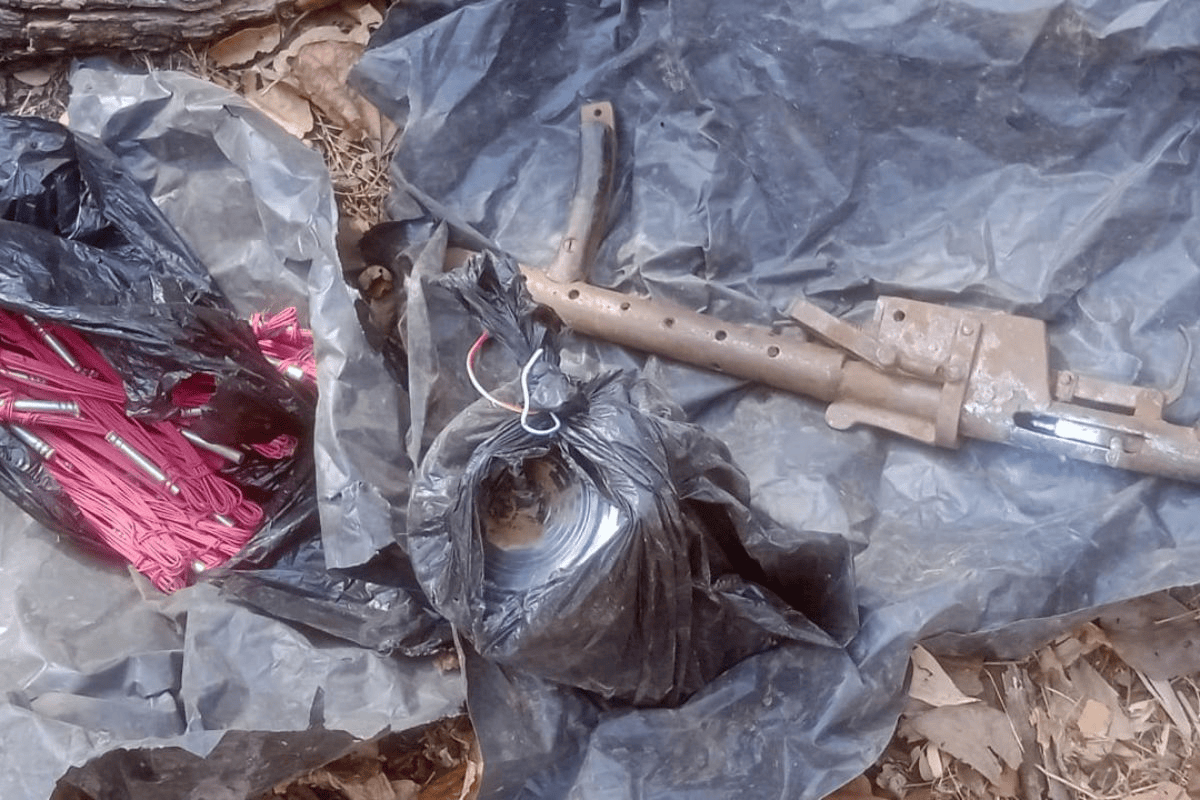 नक्सलियों की बड़ी साजिश फेल, औरंगाबाद में पहाड़ के नीचे दबा मिला करबाइन और विस्फोटकों का जखीरा