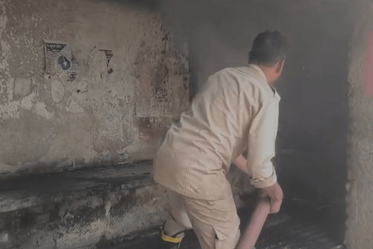 गिरिडीह में झारखंड बिजली वितरण निगम के गोदाम में लगी आग, एक लाख से अधिक की संपत्ति जलकर राख