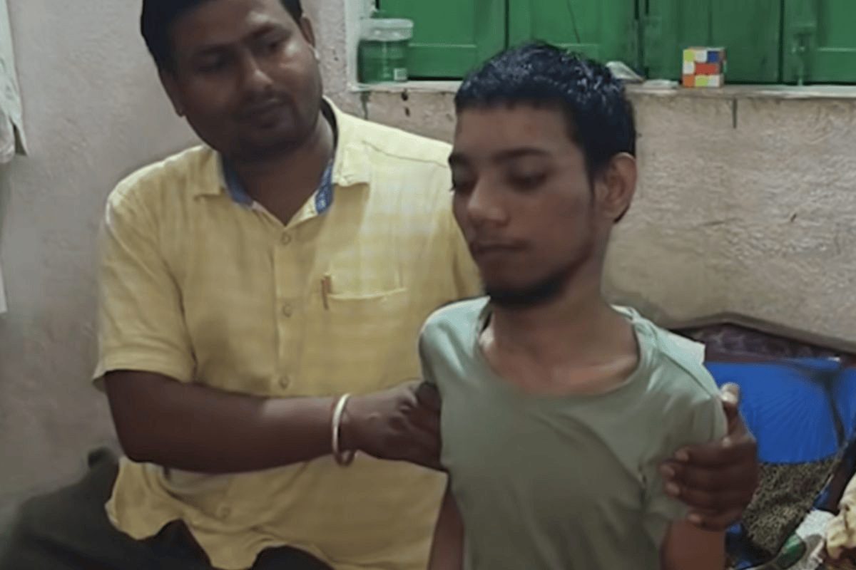 दिव्यांग छात्र फैजानुल्लाह के जज्बे को सलाम, मुंह से लिखकर बने जिला टॉपर