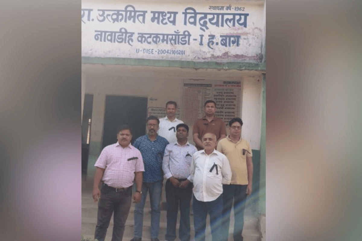 दो महीने से सैलरी बंद, काला बिल्ला लगाकर शिक्षकों ने जताया विरोध 