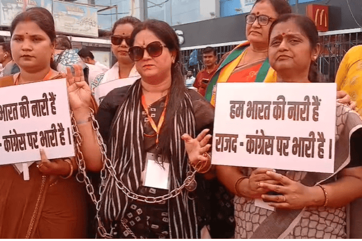 पटना में जंजीर बांधकर सड़क पर उतरीं महिलाएं, गुस्से में बोलीं- अपना अधिकार लेकर रहेंगे
