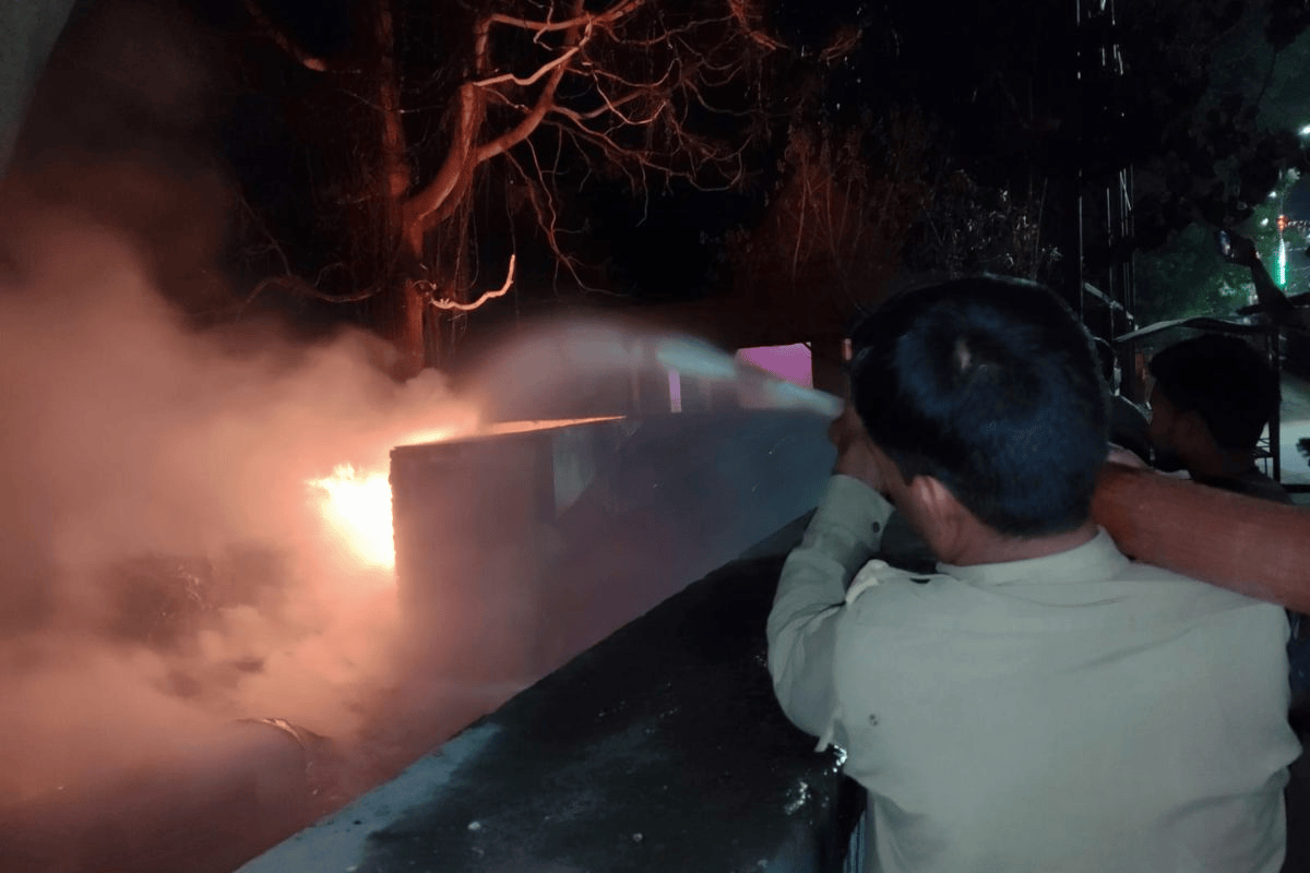 कोडरमा स्टेशन पार्किंग में भीषण आग, डेढ़ घंटे के बाद पाया गया काबू