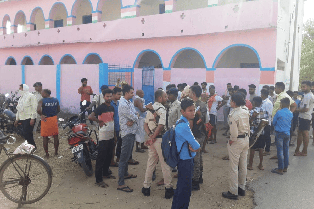 रोहतास स्कूल कांड: क्लासरूम में थैलियों में मिला मांस, प्रिंसिपल समेत 5 शिक्षक गिरफ्तार, पुलिस ने रसोइया को भी उठाया