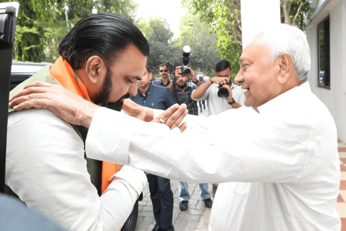 पटना लौटते ही नीतीश कुमार से मिले सीएम सम्राट चौधरी, पहली कैबिनेट मीटिंग में लिए जा सकते हैं कई बड़े फैसले