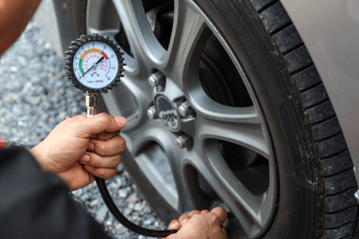 कार के चारों टायर में हवा बराबर होनी चाहिए या अलग-अलग? एक छोटी गलती बन सकती है बड़ा खतरा
