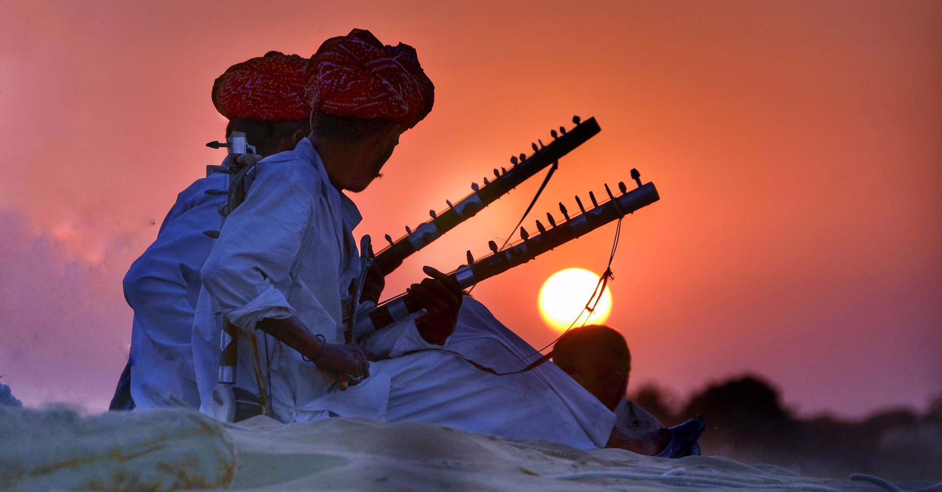 rajasthani-musicians-playing-ravanahatha-instrument