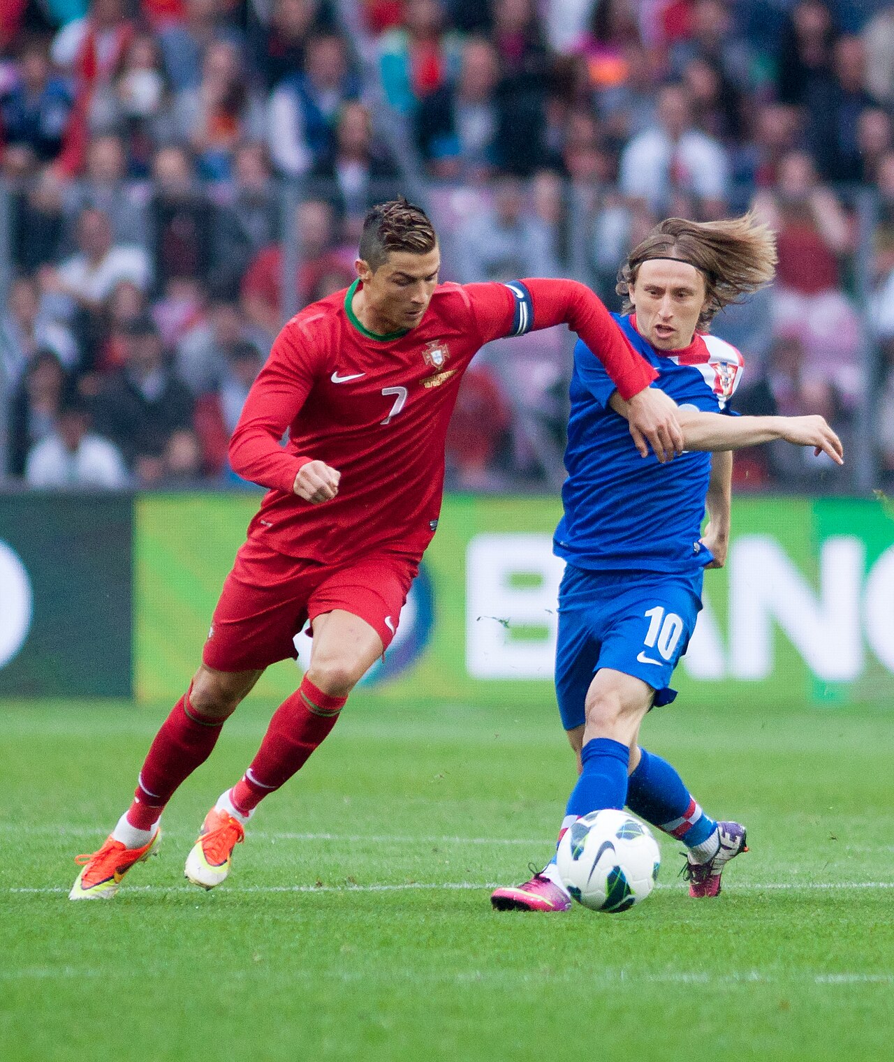 Cristiano_Ronaldo_(L),_Luka_Modric_(R)_-_Croatia_vs._Portugal,_10th_June_2013_(cropped)