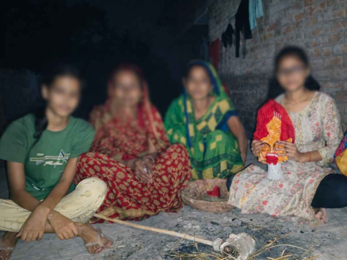 महिलाएं सामा-चकेवा के लोकगीत गाती हुई