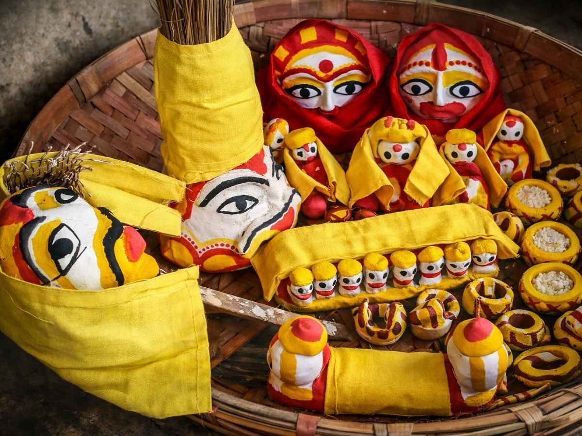 सामा और चकेवा की पारंपरिक मिट्टी की मूर्तियां