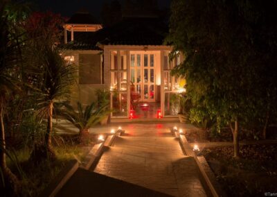Village Machaan Resort Honeymoon Glass Entrance