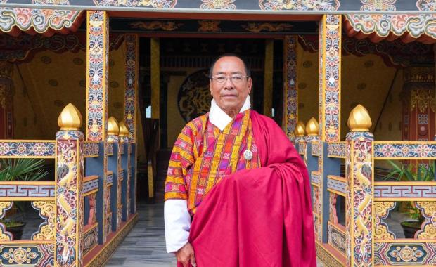 མི་དབང་མཆོག་གིས་ འགུབ་དགའ་མདོག་ཚེ་རིང་ལུ་ འབུ་རས་དམརཔོ་གནང་ཡོདཔ།