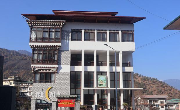 འབྲུག་གློག་བརྙན་ཚོགས་པ་གིས་ སྒྲིག་གཞི་ལུ་མ་གནས་ལུ་བརྟེན་ ཚོགས་པ་ཧྲམ་གཏང་དགོ་པའི་བརྡ་བསྐུལ།