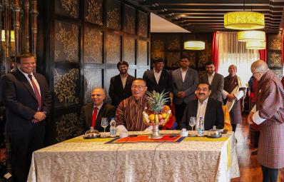 འབྲུག་སླར་འབྱུང་གློག་མེ་ལས་འཛིན་དང་ ཨ་དཱ་ནི་ལས་སྡེ་གཉིས་ཀྱི་བར་ན་ ནུས་ཤུགས་མེ་ག་ཝཊ་༥,༠༠༠ གི་ ལས་འགུལ་གུ་ མཚན་རྟགས་བཀོད་ཡོདཔ།